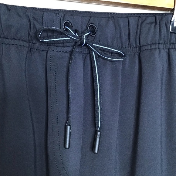 Lululemon Jet Pant in Black. - Picture 6 of 11